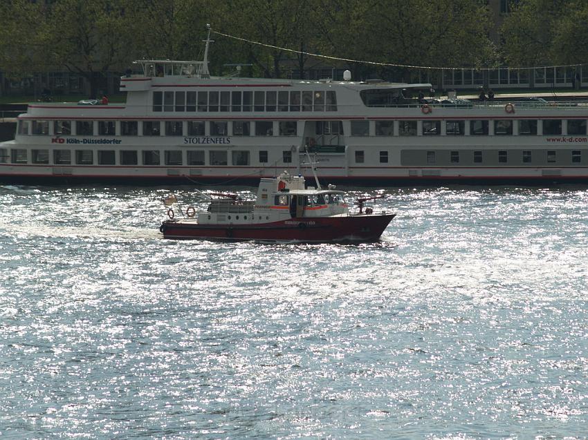 Uebungsfahrt Loeschboot und Ursula P36.JPG